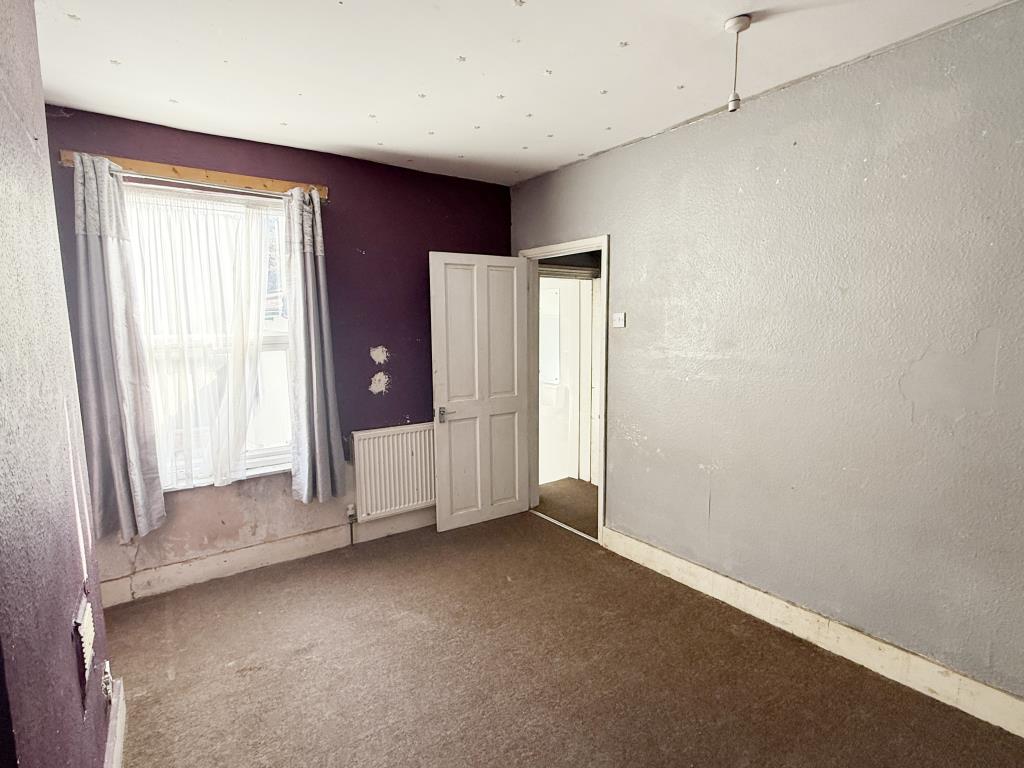 Lot: 27 - HOUSE IN NEED OF MODERNISATION - Second Bedroom in house in need of refurbishment